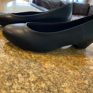 Women’s size 9.5 black dress shoes, small heal